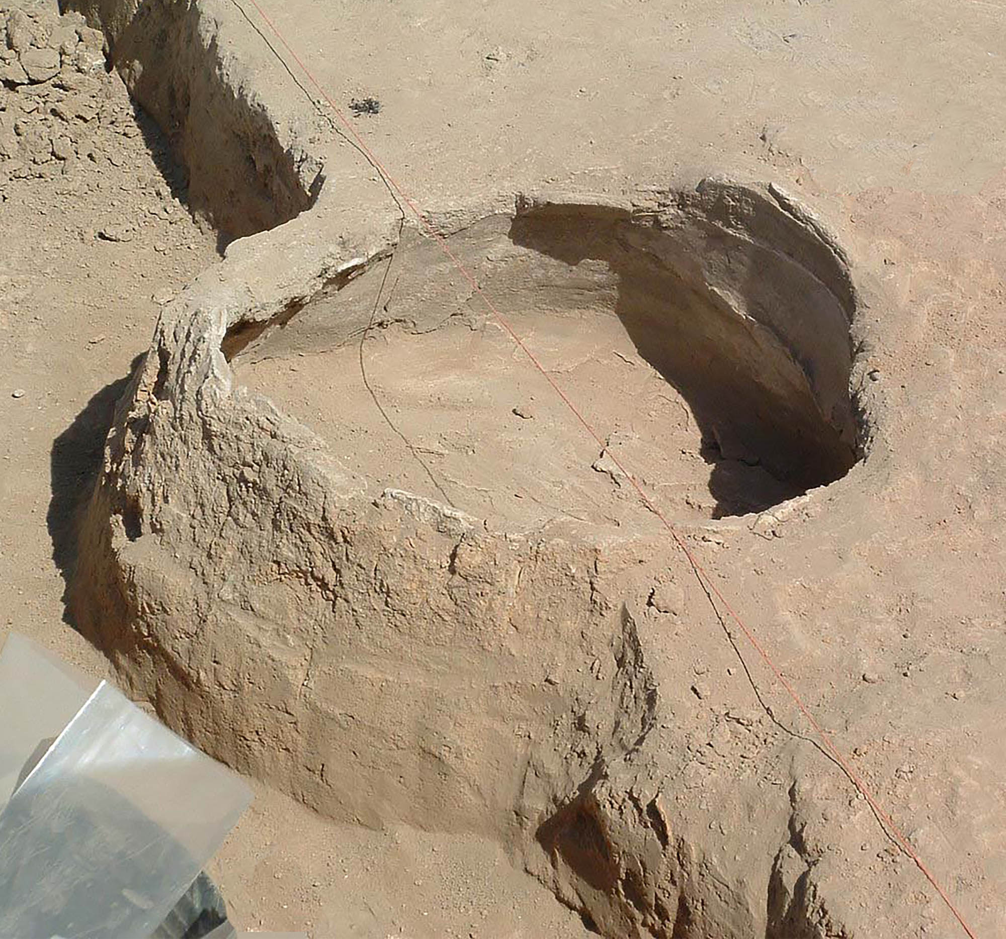 Figure 5
Semi-permanent architectural bin in situ Tell Sabi Abyad, square F04 locus 207 (level A4) 6455–6390 cal BC. Diameter 45–50 cm. Height 38 cm (photo: author).