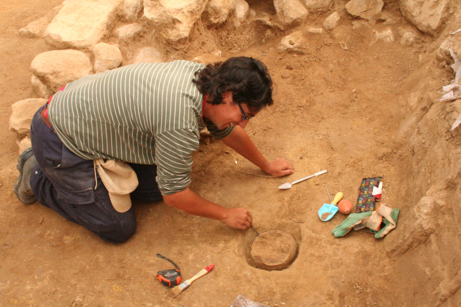 Figure 3 
                  Excavation of the foundational deposit, Santa Lucia of Torrentejo (Labastida, Álava).
               