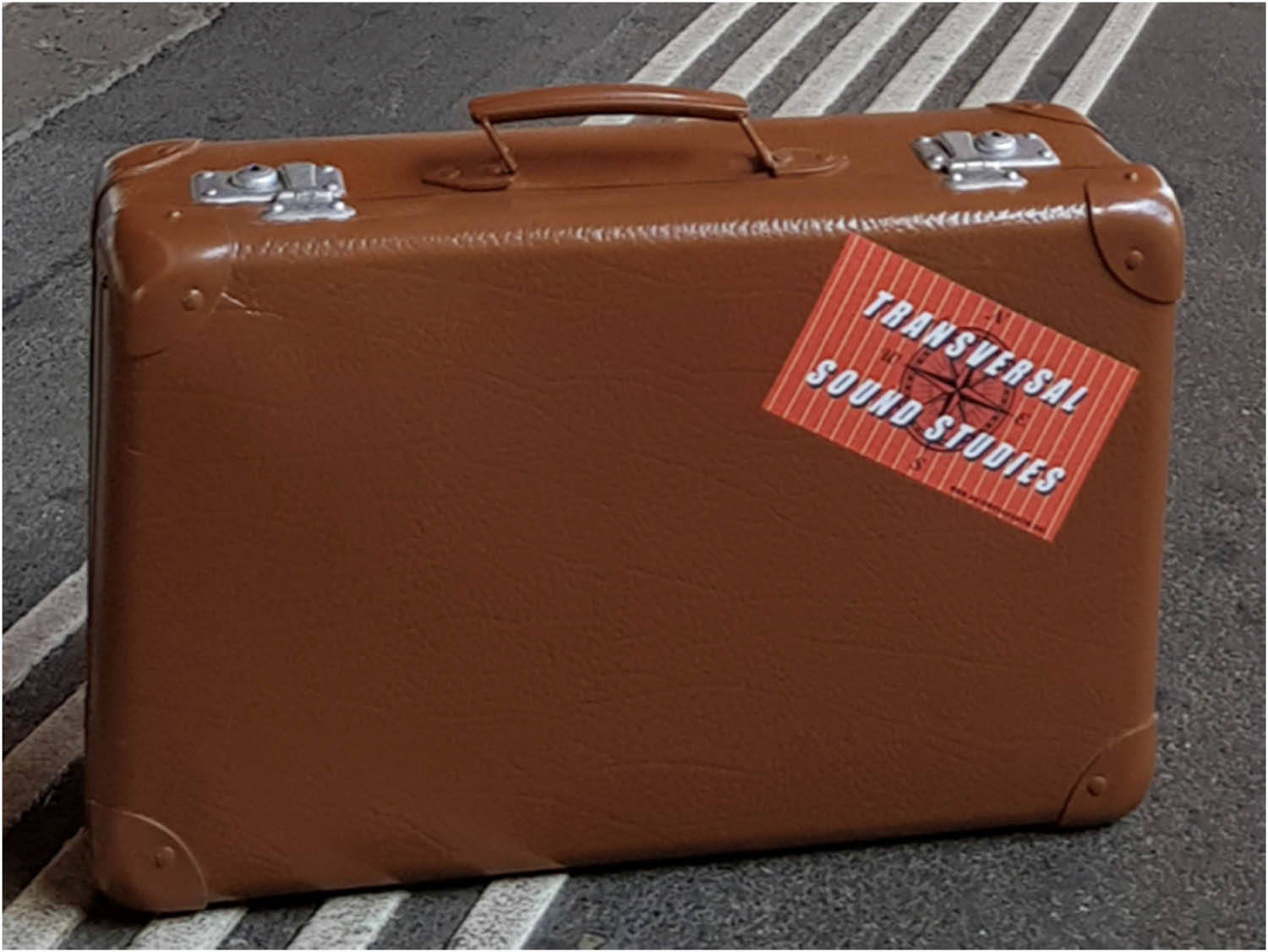 Figure 1 
               Image of suitcase for itinerant transversal sound studies ©Salomé Voegelin.
            