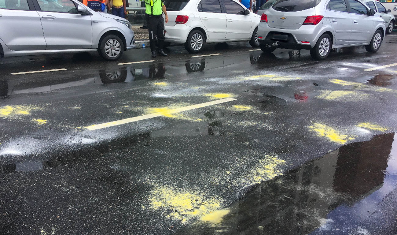 Image 1 
               The avenue’s asphalt, marked off to Exu.
            