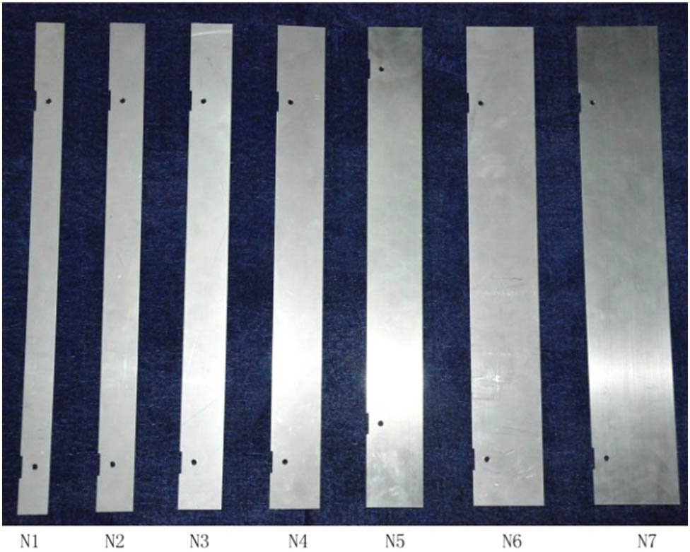 Figure 4 
               Longitudinal baffles in the experiments.
            
