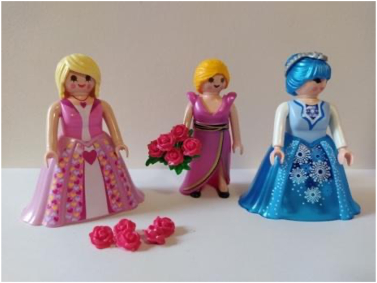 Figure 2:
Picture corresponding to the filler where-question in (20): the princess on the right answers the question.