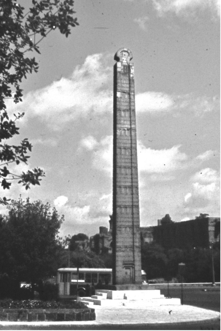 Fig. 1: La stele di Axum a Roma (1960).