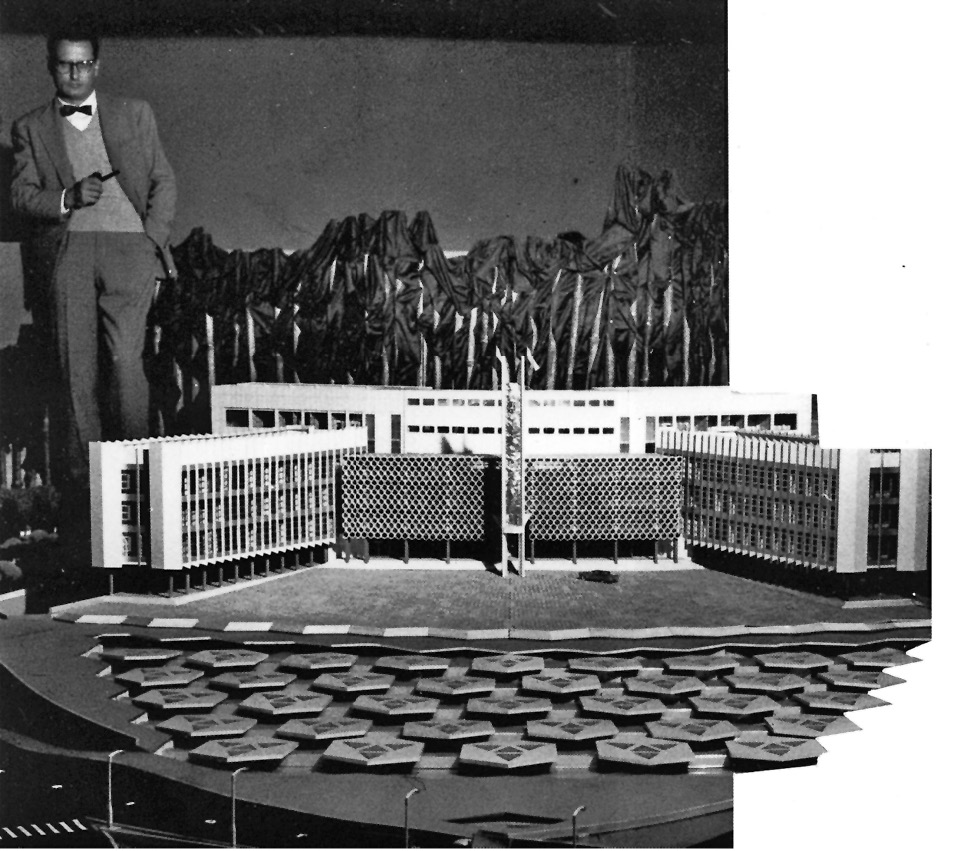 Fig. 4: Arturo Mezzedimi davanti a un modello della City Hall (1964).