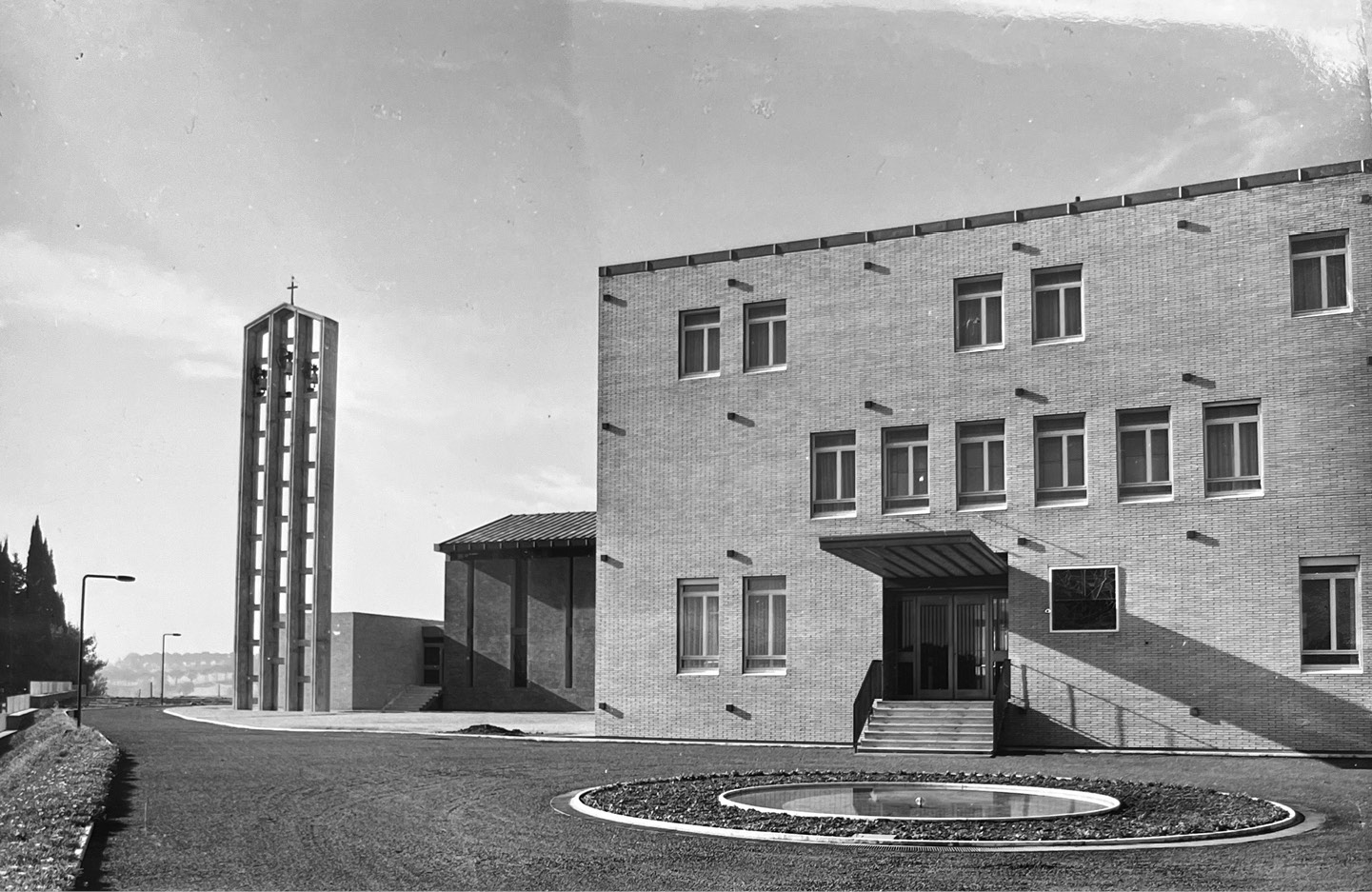 Fig. 7: Studio Passarelli, Curia Generalizia suore francescane della Penitenza e Carità Cristiane, ingresso curia e particolare elementi in prospetto.