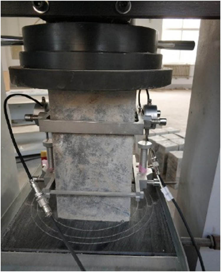 Figure 2 
                  Testing apparatus of elastic modulus test.
               