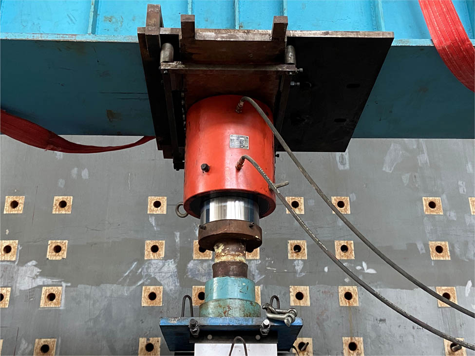 Figure 3
Hydraulic jack.