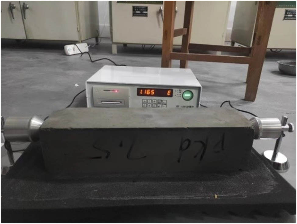 Figure 3 
                  Dynamic elastic modulus tester.
               