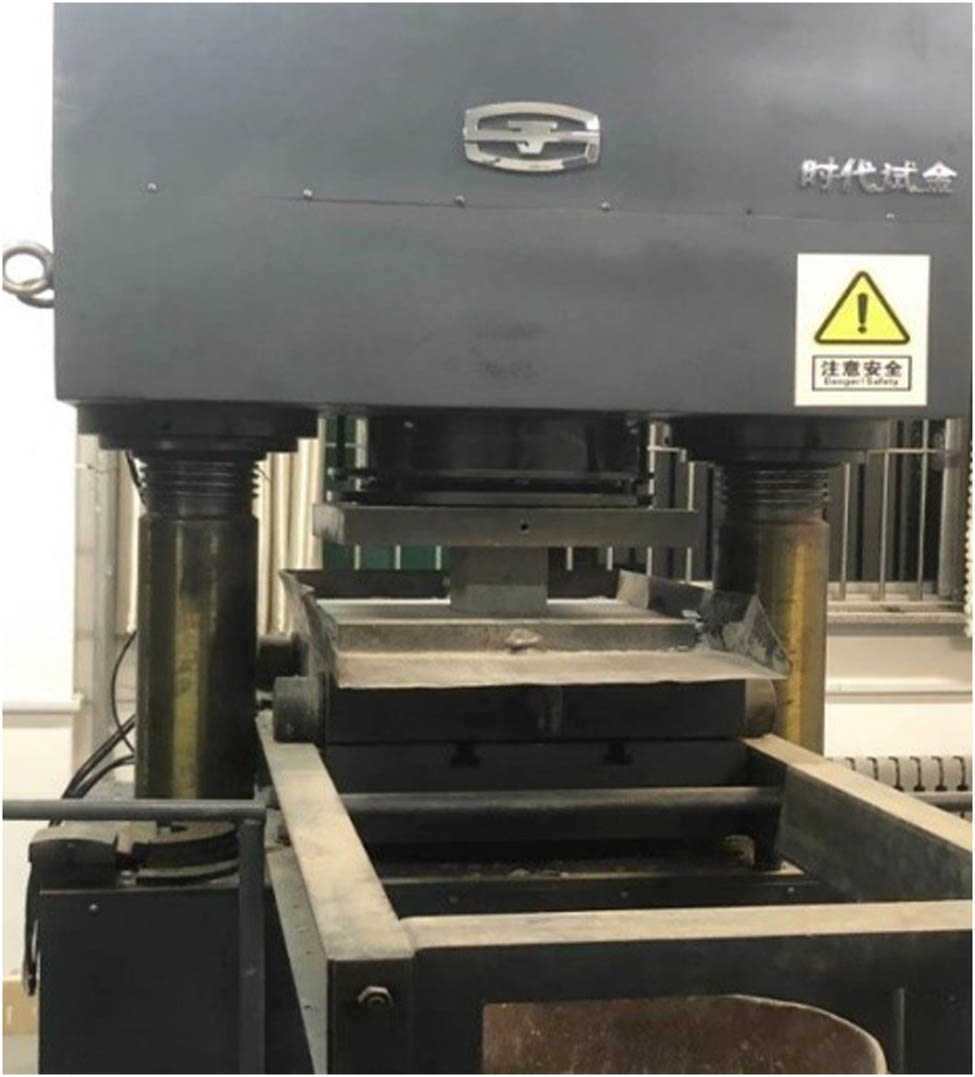Figure 4 
                  Electrohydraulic servo pressure testing machine.
               