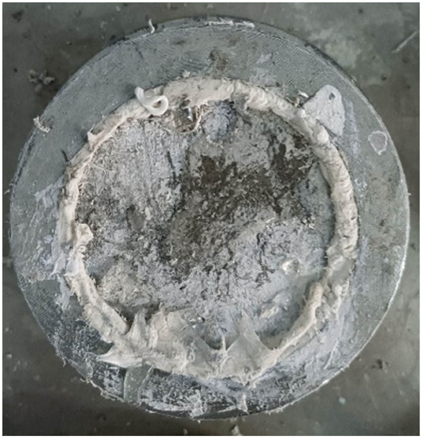 Figure 4 
                     Sealing materials for silicone water penetration of the specimen.
                  