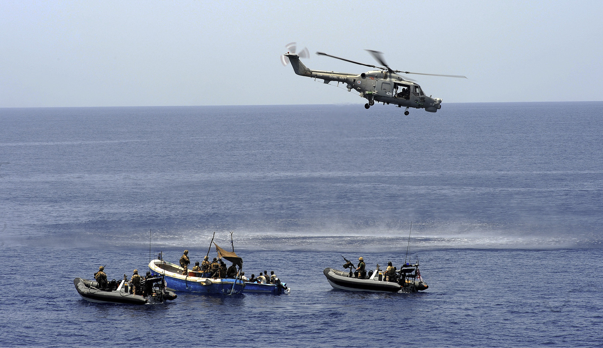 Abb. 1: Eine der erfolgreichsten Missionen war die Operation Atalanta vor der Küste Somalias – Hubschrauber der Royal Navy im Einsatz