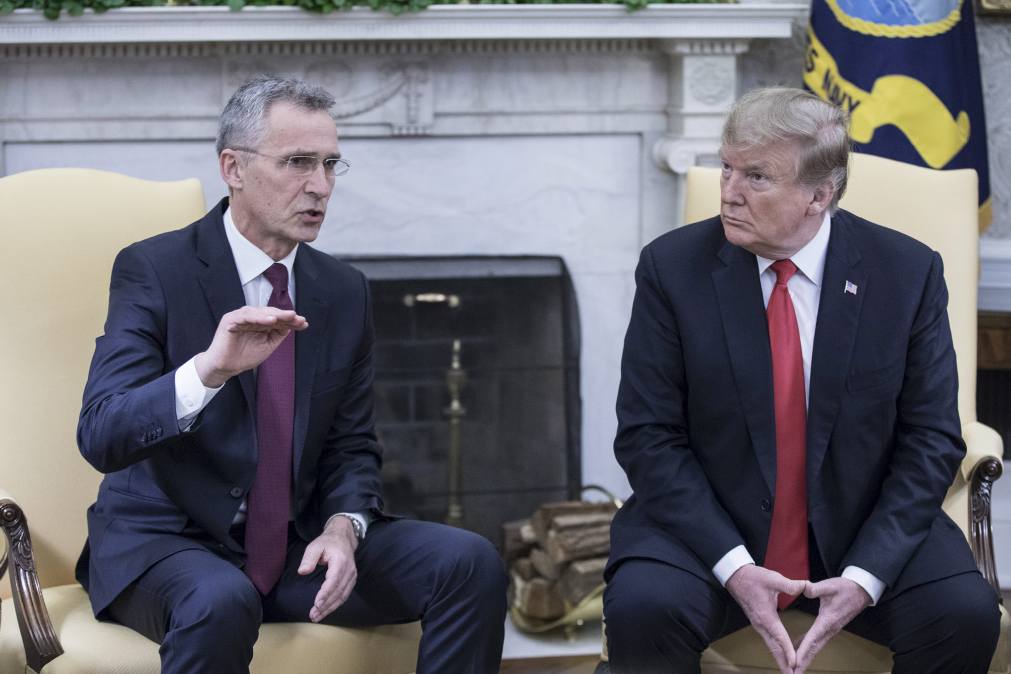Abb. 1: NATO Generalsekretär Stoltenberg informiert US-Präsident Trump über das Außenministertreffen aus Anlass des 70-jährigen Bestehens der Allianz
