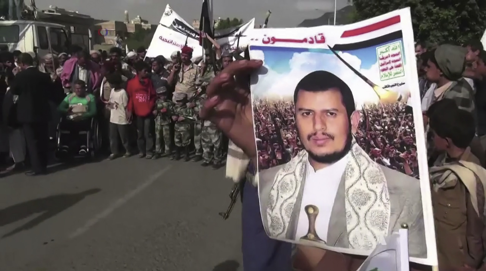 Huthis protestieren gegen Luftangriffe und tragen ein Bild ihres Führers Mohammed al-Houthi