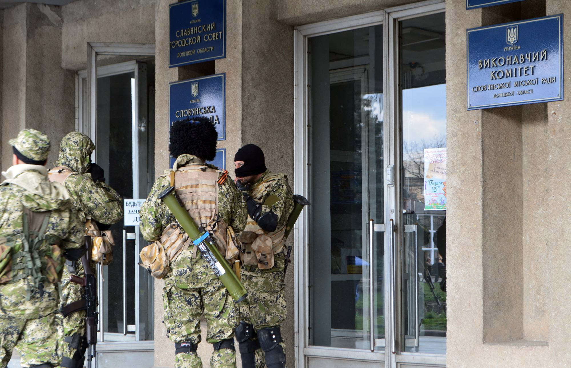  April 2014, schwer bewaffnete Soldaten ohne Abzeichen besetzen öffentliche Gebäude in Slovjansk, Ukraine