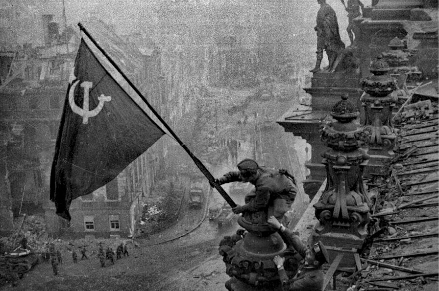 Hissen der sowjetischen Flagge auf dem Reichstag, Mai 1945