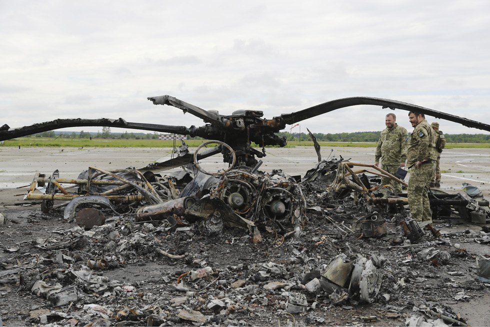 Überreste eines russischen Hubschraubers auf dem Flugplatz Hostomel bei Kyjiw
