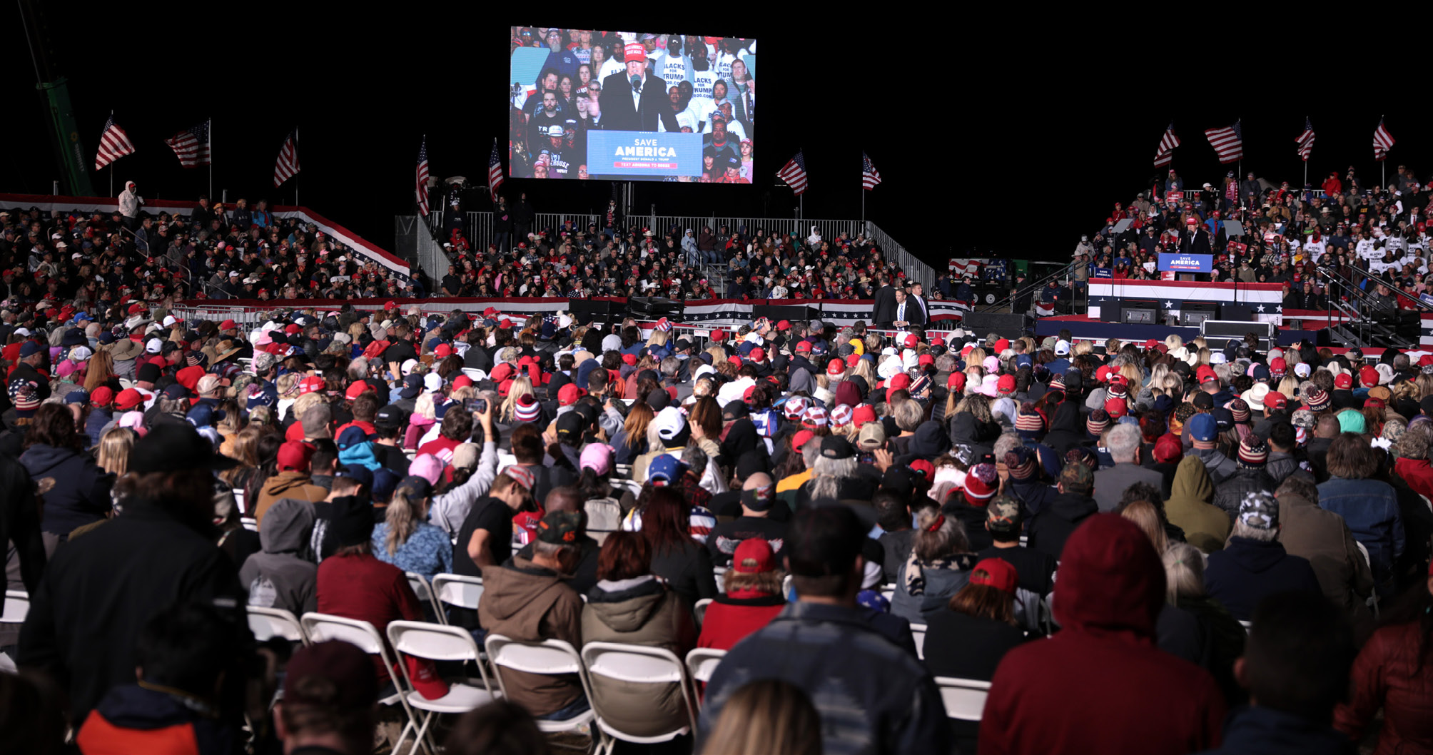  Donald Trump vor einer ihn begeistert zuhörenden Menge