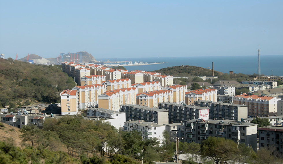  Die Bohai Shipbuilding Heavy Industry Company aus der Ferne fotographiert