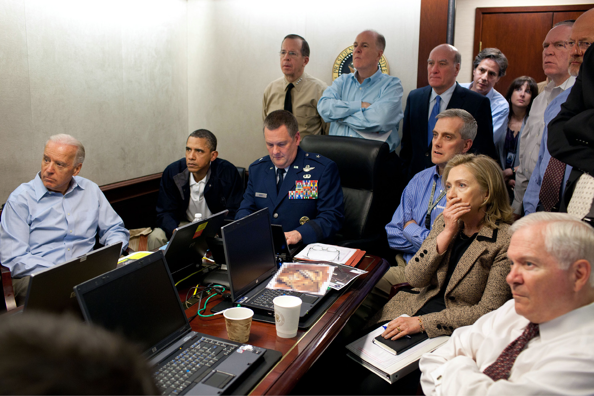 Während der Kommandoaktion gegen Osama bin Laden am 11. Mai 2011 versammelten sich Präsident Obama, Vizepräsident Biden, Außenministerin Hillary Clinton, Verteidigungsminister Robert Gates und weitere Mitarbeiter aus dem NSC-Stab