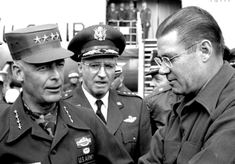 US-Verteidigungsminister Robert McNamara bei einem Besuch der Rhein-Main Air Base