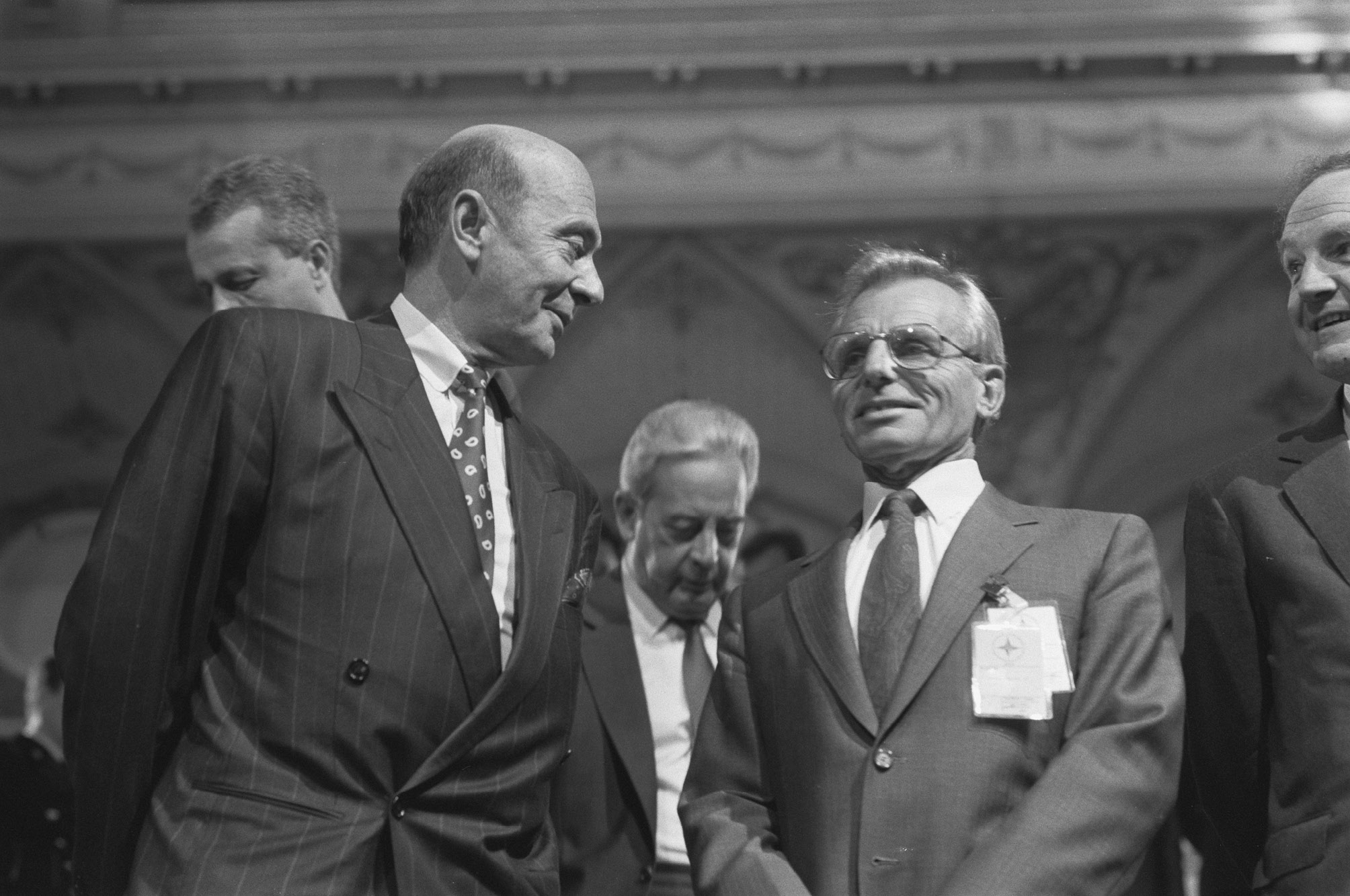 NATO-Generalsekretär Manfred Wörner mit dem US-Verteidigungsminister Frank Carlucci beim Treffen der Nuklearen Planungsgruppe 1988 in Scheveningen