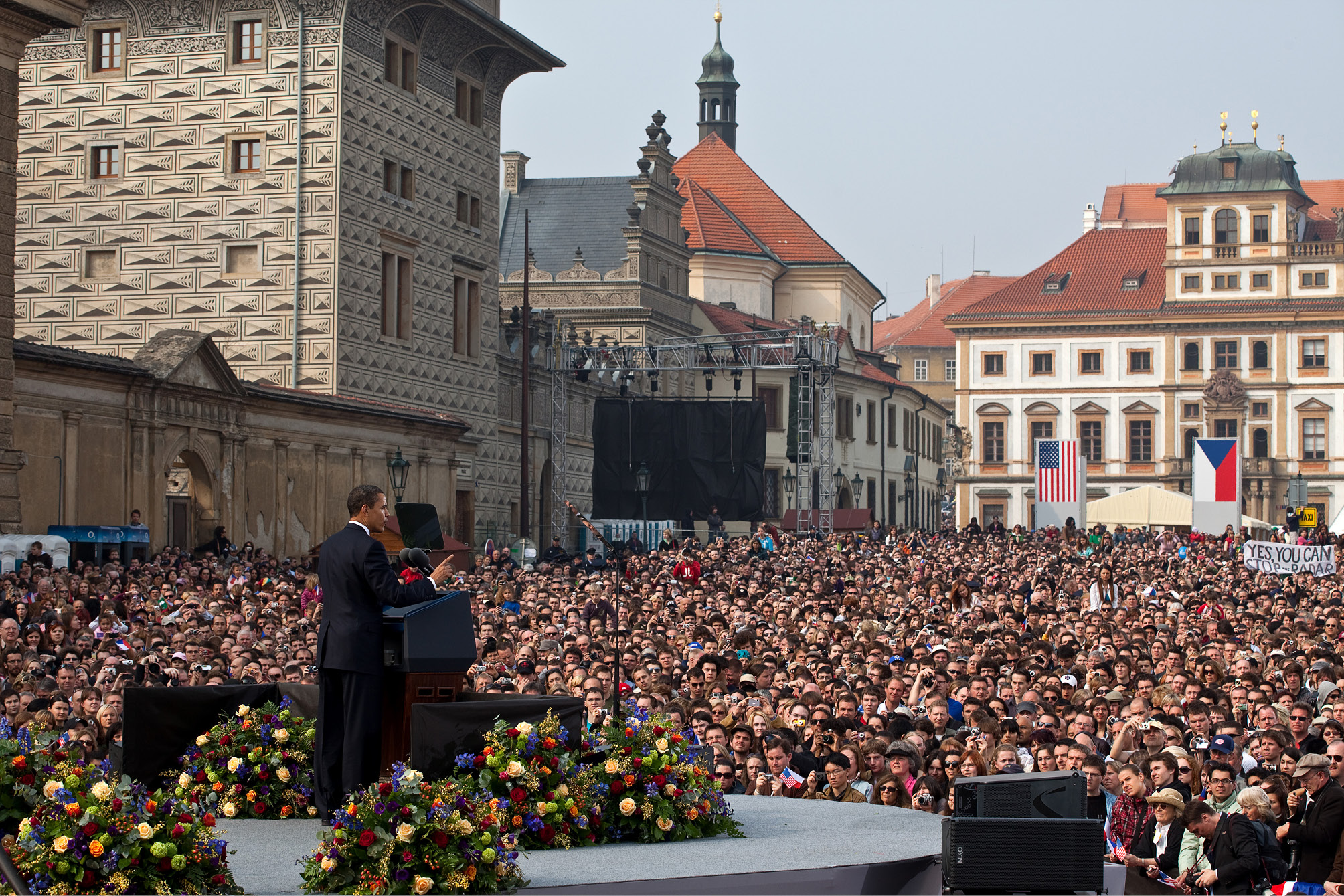 Präsident Barack Obama hält am 5. April 2009 in Prag eine Rede, in der er sein Ziel einer atomwaffenfreien Welt erläutert