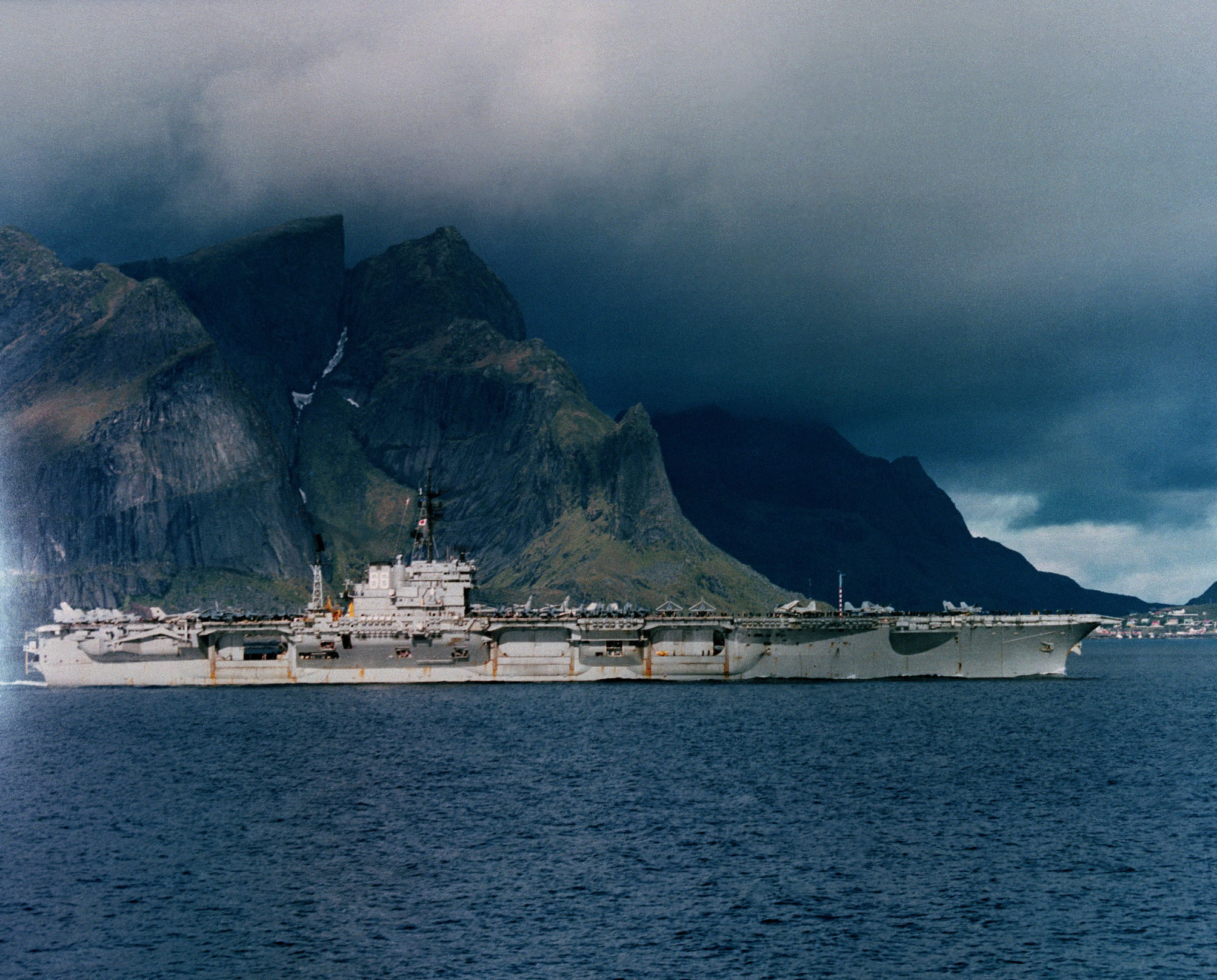 Der Flugzeugträger USS America in norwegischen Gewässern während der Übung Ocean Safari ’85, 1. Oktober 1985
