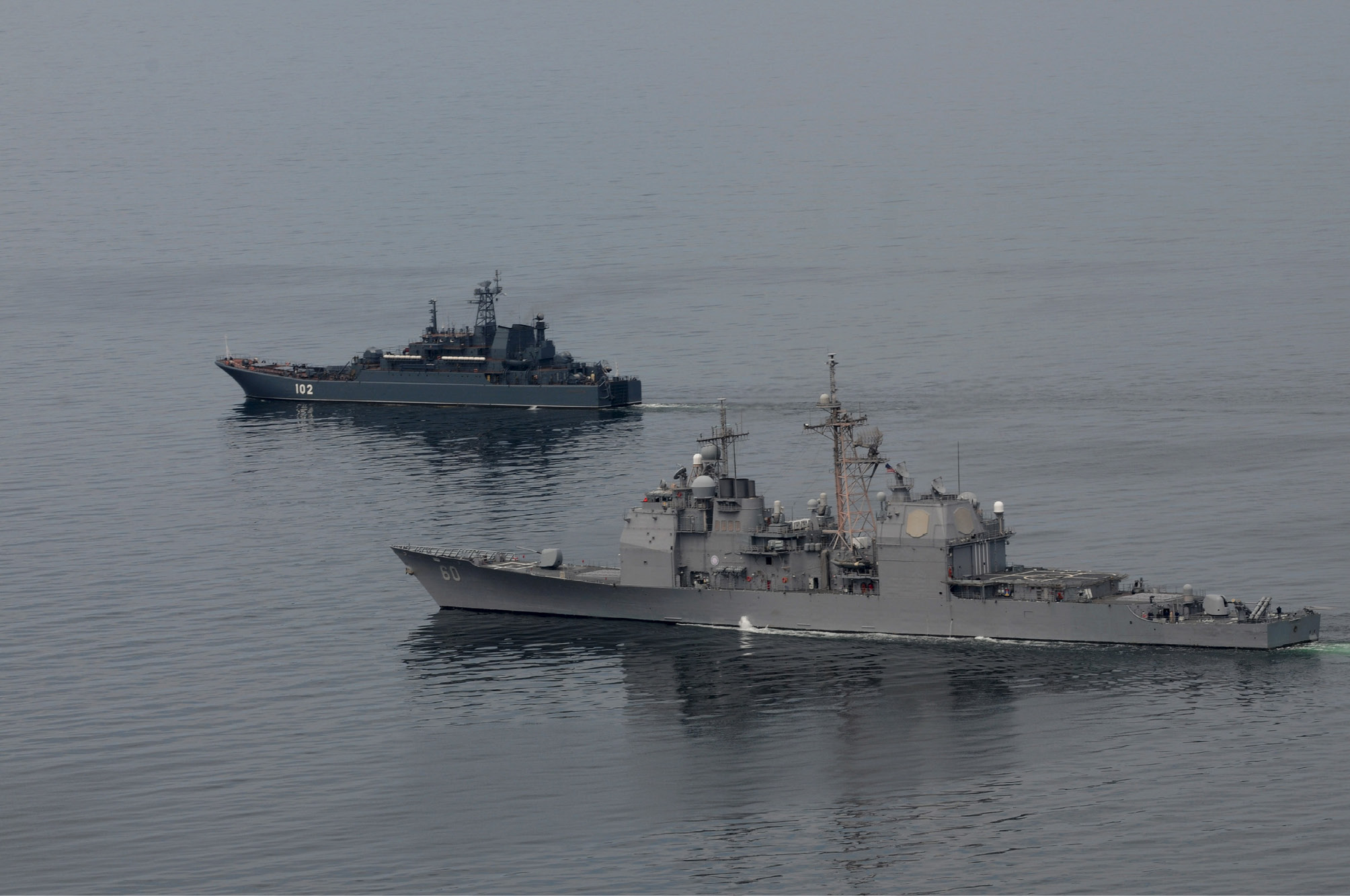 Die RFS Kaliningrad und die USS Normandy beim gemeinsamen Anti-Piraterie-Training während der BALTOPS am 13. Juni 2012