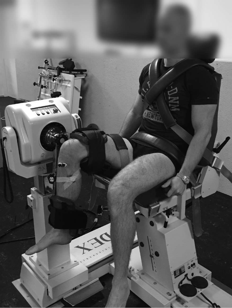 Fig. 1:
The picture illustrates the experimental set-up using the isokinetic dynamometer. Here, the participant was comfortably seated with the trunk and lower extremities securely fastened with straps. The lever arm of the biodex passively moved the leg towards extension at a speed of 5°/s. The participant was instructed to press a button when the stretch sensation in the posterior thigh changed to pain.