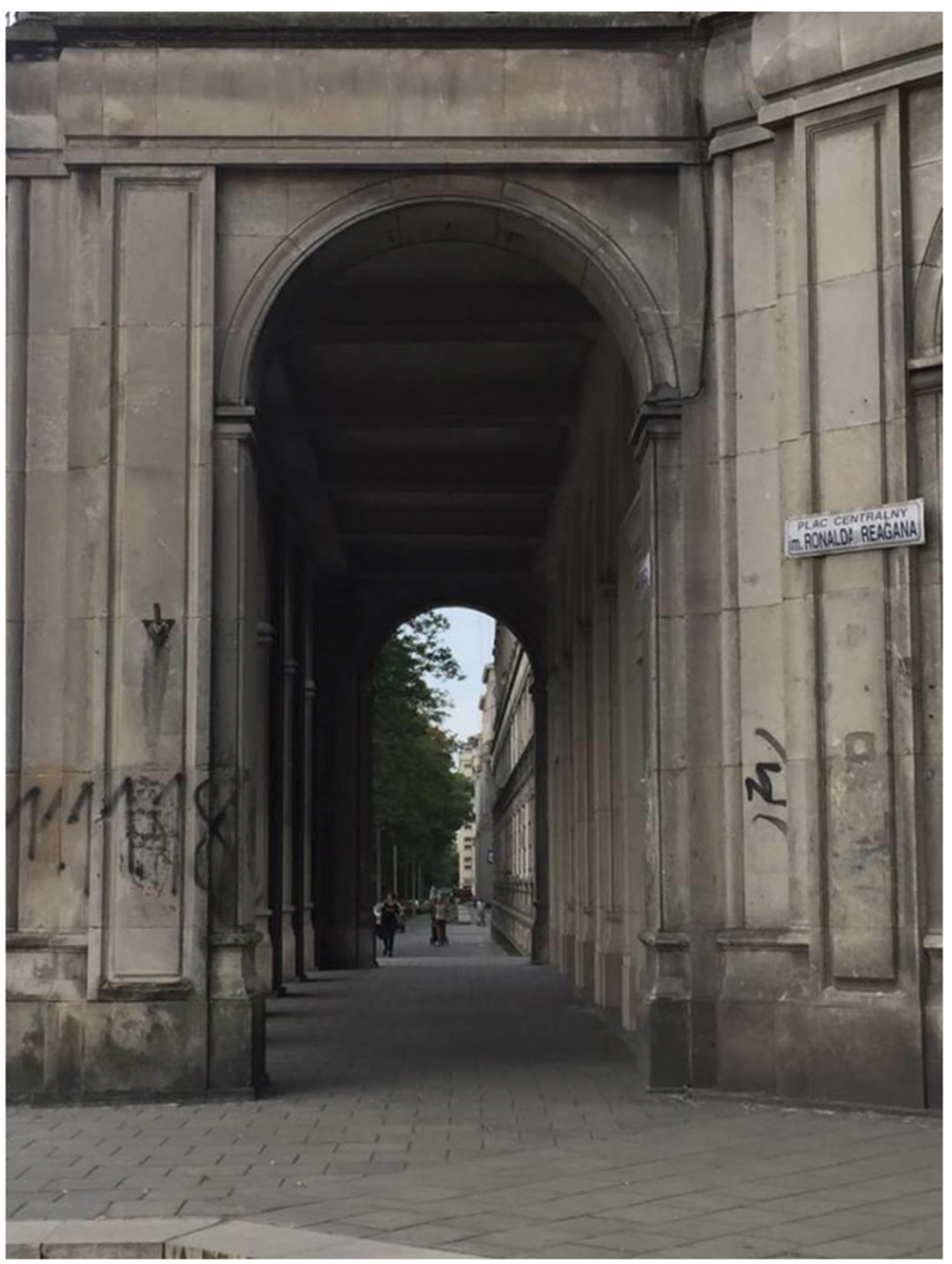 Fig. 3
A small part of Plac Centralny im. Ronalda Reagana (photo Monica Collins)