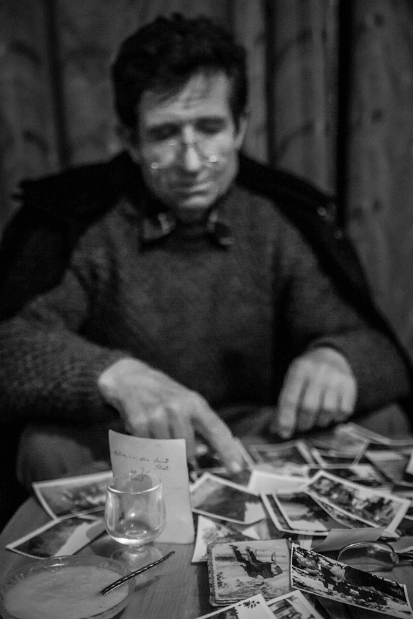 Figure 17: 
Looking at family photographs, Valësh. Courtesy: Florian Bachmeier, 2013. The ethnographic method consists of both observing the photographs present in the family (number, origin, method of conservation or presentation) and recording the words of their owners. The objective is on the one hand to document each image, and on the other hand to capture how they are viewed and commented on today.