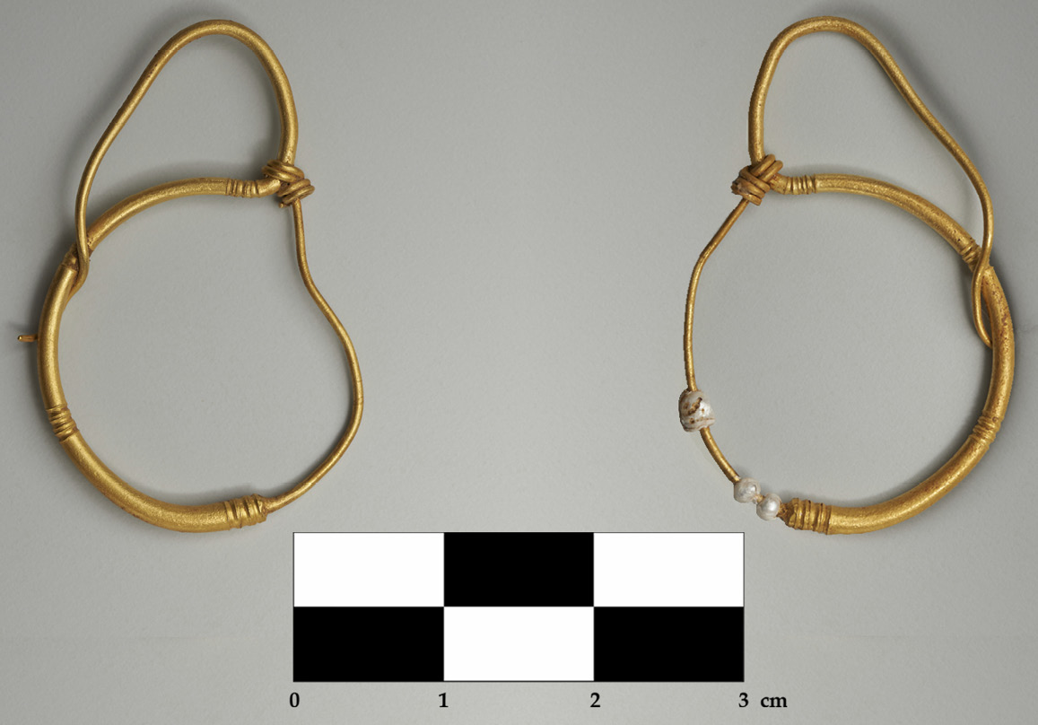 Figure 8. Sfakaki, plot of IRIS Hotel Inc., Grave 7, gold earrings.