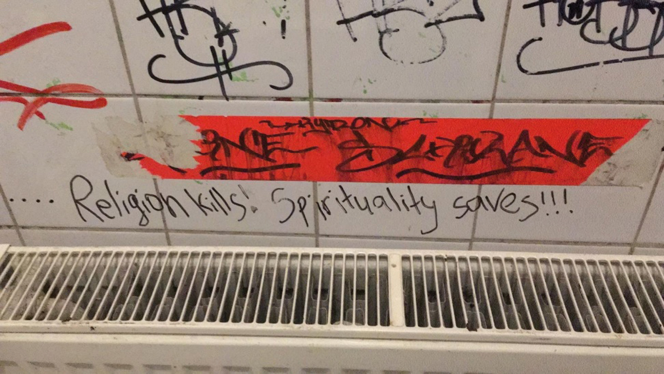 Abb. 1 
          Graffiti, Berlin 2022. © Alissa Jones Nelson, abgedruckt mit freundlicher Genehmigung der Künstlerin
        