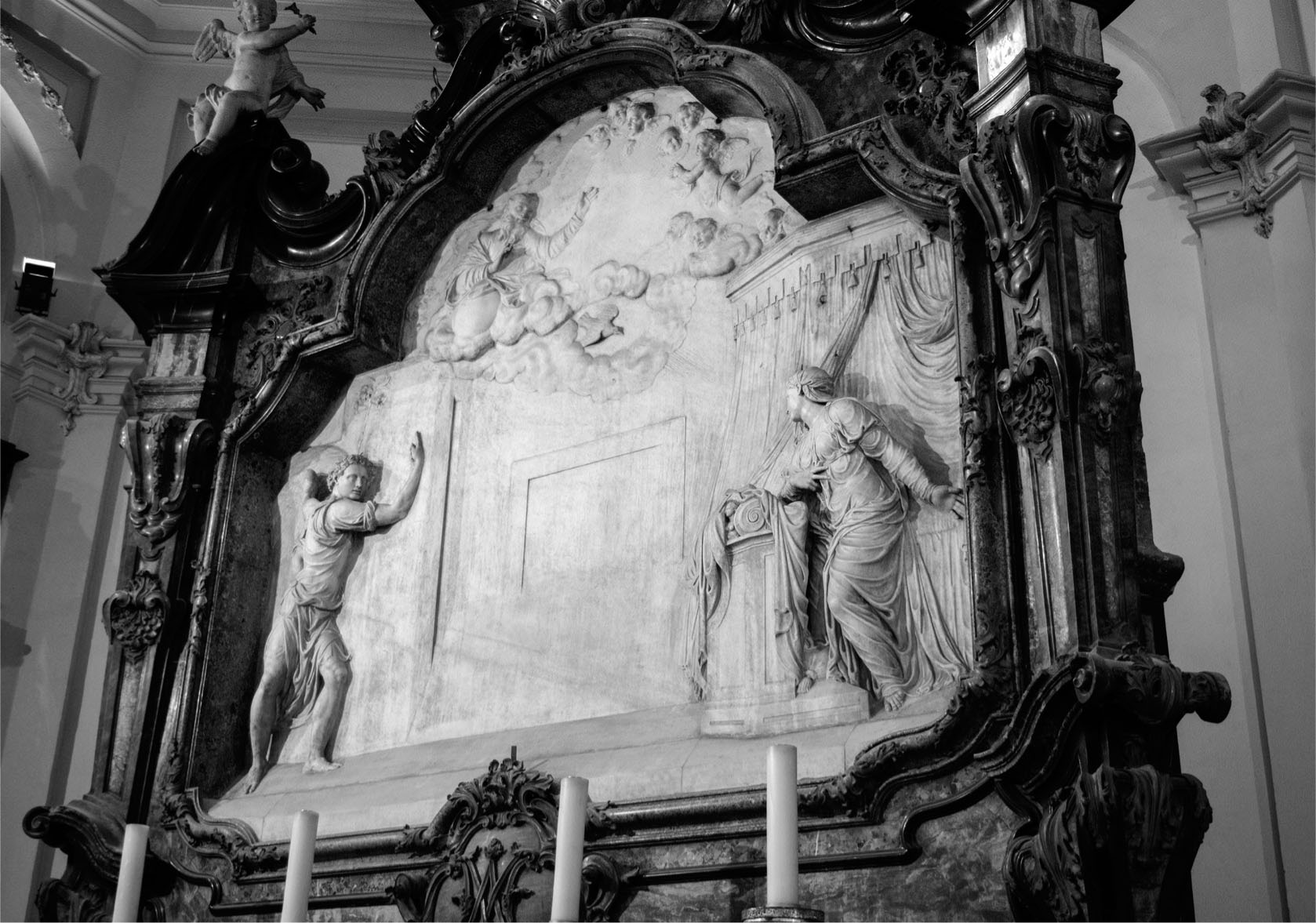 11 Vincenzo Seregni, Pellegrino Tibaldi, Carlo et Giovanni Beretta, Annonciation (vue de profil), v. 1567–1569 et 1747, marbre et pierre. Milan, Santa Maria Annunciata in Camposanto