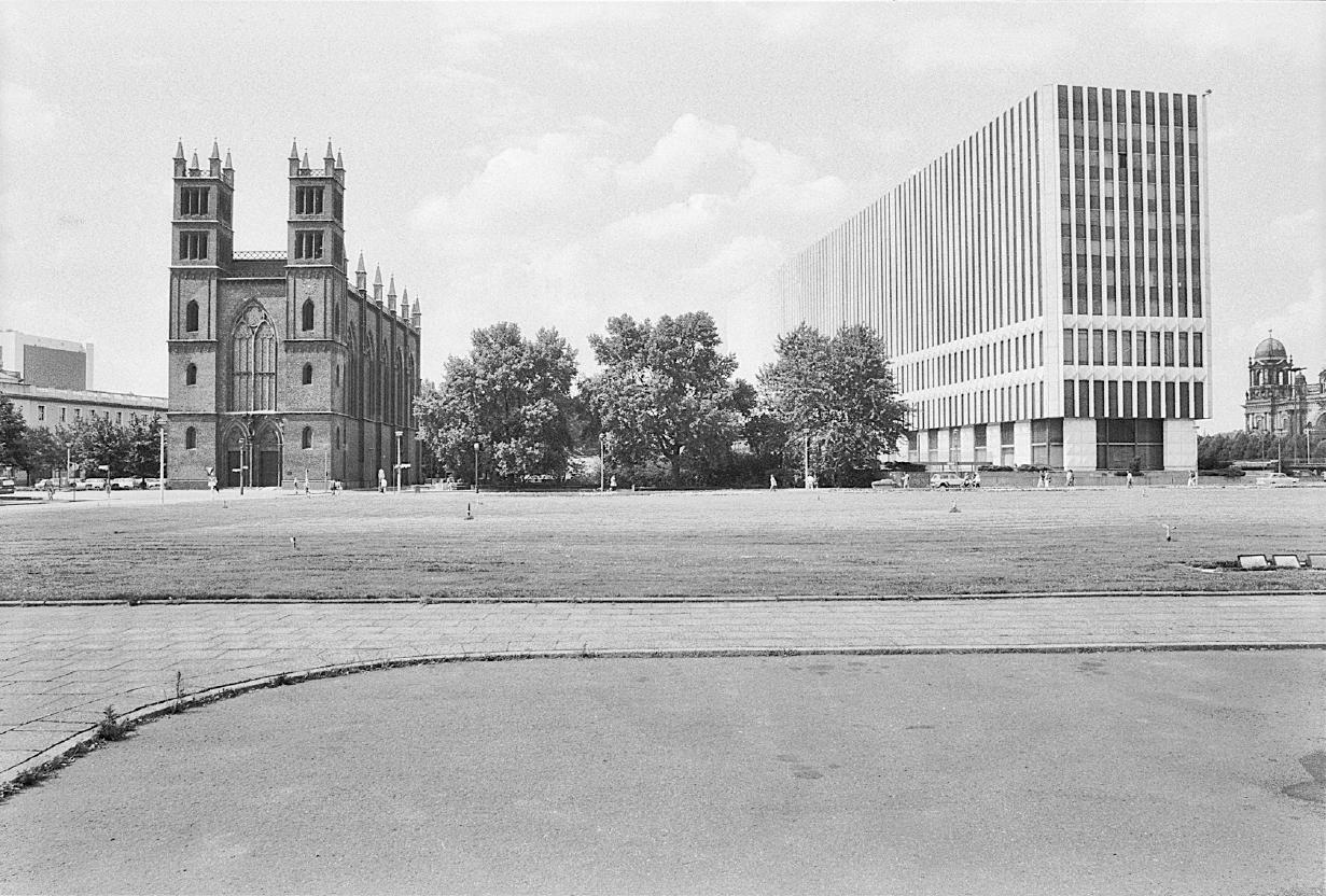 1 
Gerd Danigel, Französische Straße, 2. Juli 1990, 1990, Fotografie
