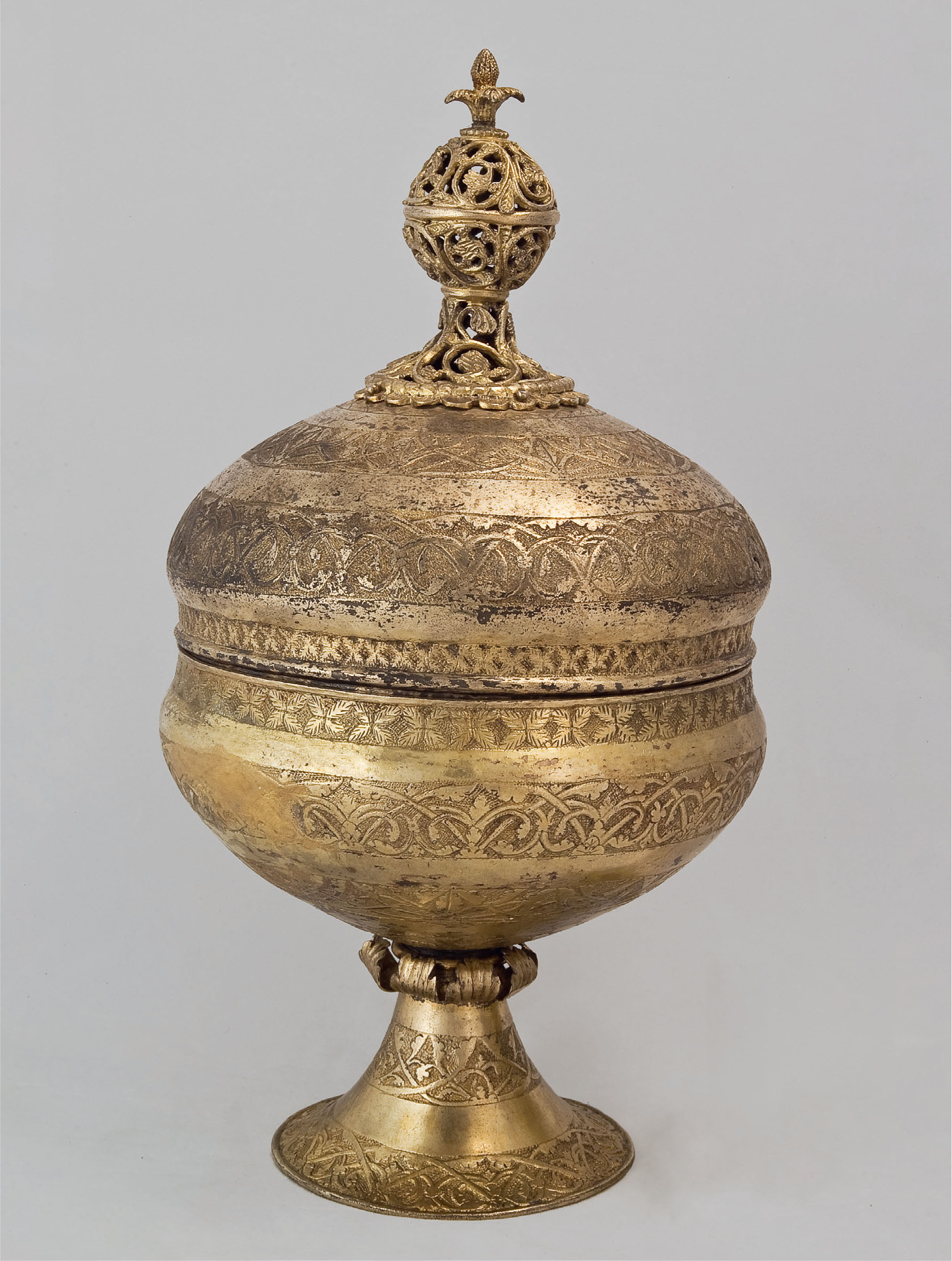 1 Covered cup from the Chungul Kurgan burial (conserved state), late 12th – beginning of the 13th century, gilded silver, 29.5 × 16.5 cm. Kyiv, Treasury of the National Museum of History of Ukraine