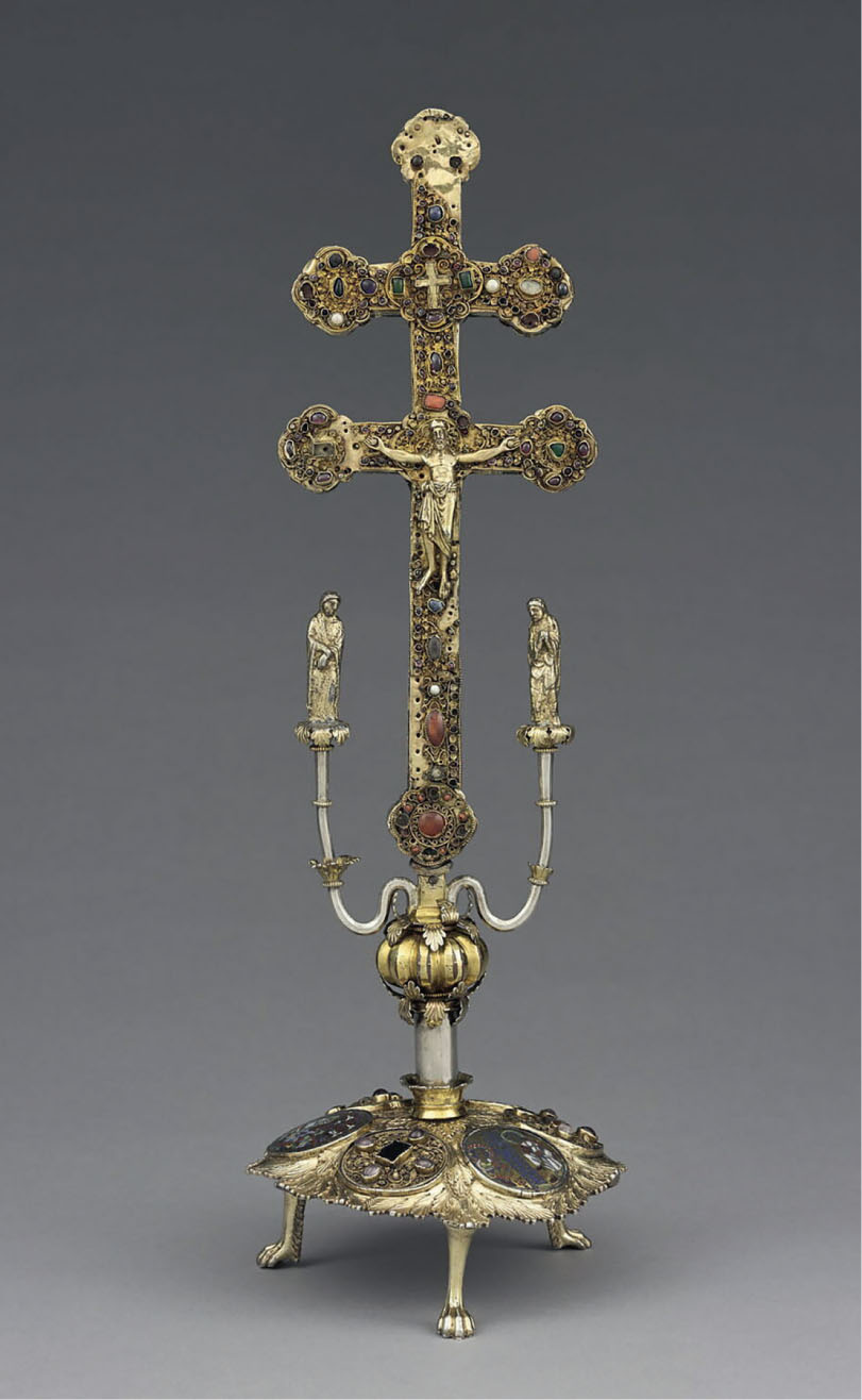 16 True Cross reliquary of Abbot Hugh from Saint-Vincent, Laon, datable to between 1174 and 1205, silver with gilding, filigree, stones, and colored glass, 46.8 × 12.5 cm. Paris, Musée du Louvre