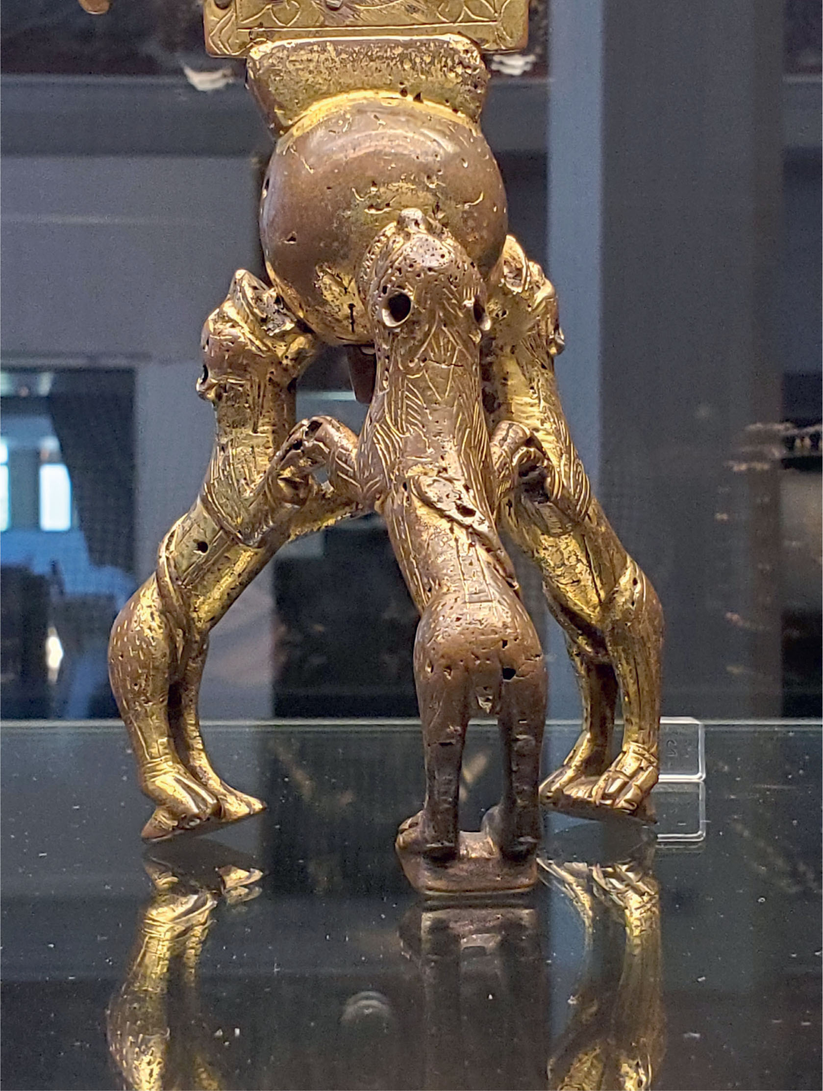 20 Base of an altar cross in the form of three rearing lions, gilded bronze, base 13.4 × 19.1 cm. Berlin, Kunstgewerbemuseum