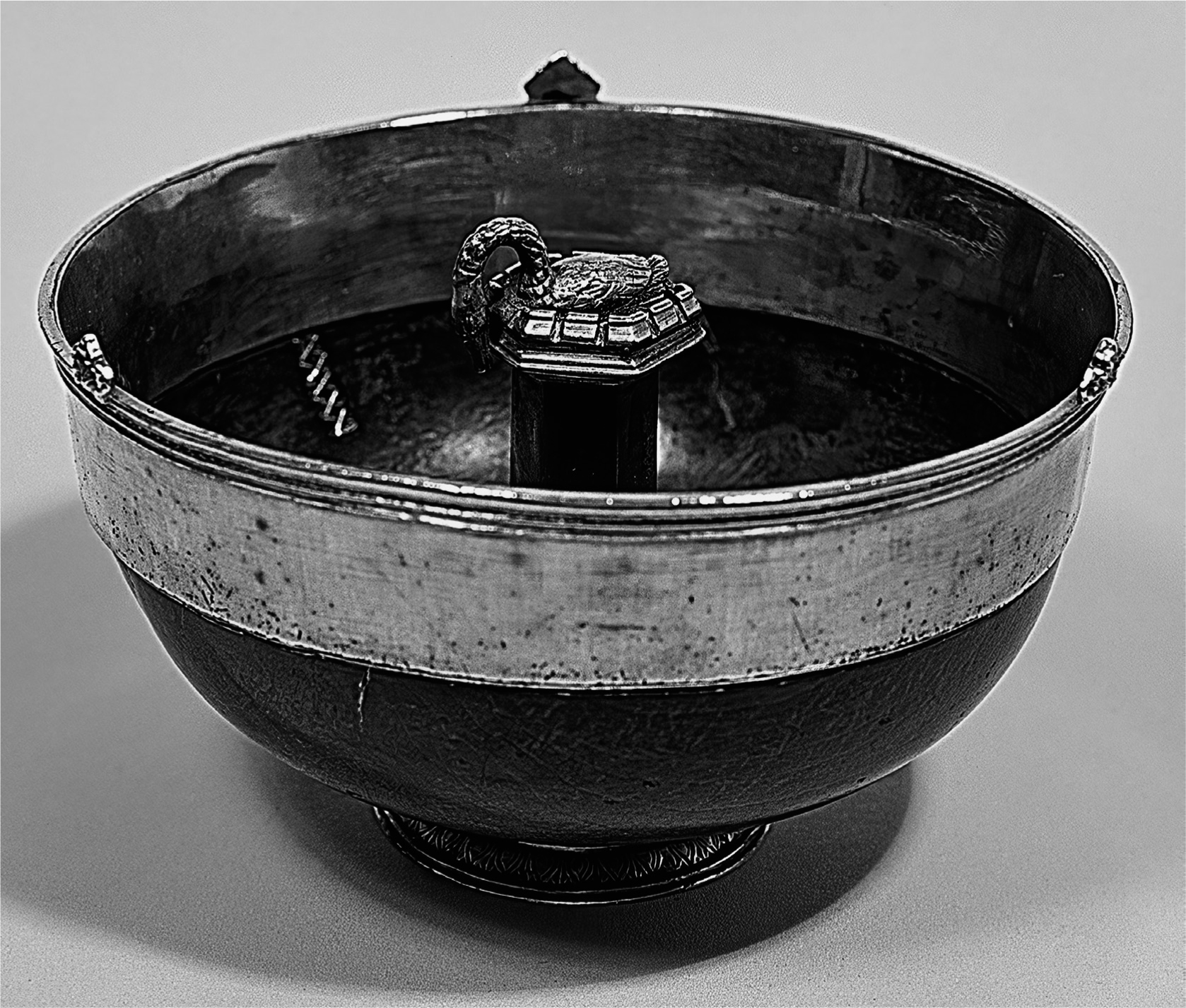 27 
The Swan Mazer, ca. 1380, maple wood with gilded silver, 7 × 13 cm diameter. Cambridge, Corpus Christi College
