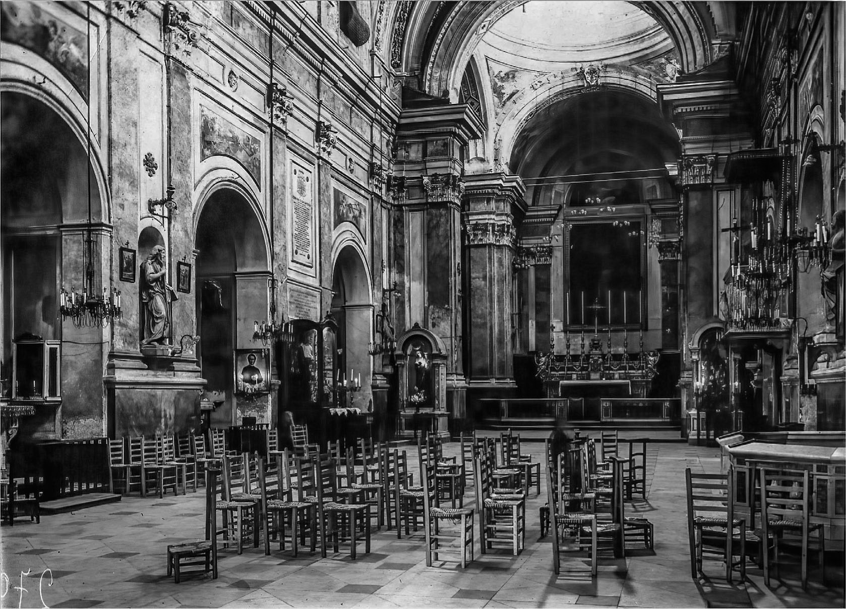 5 San Giovanni dei Fiorentini a Napoli, interno nel 1945 ca.