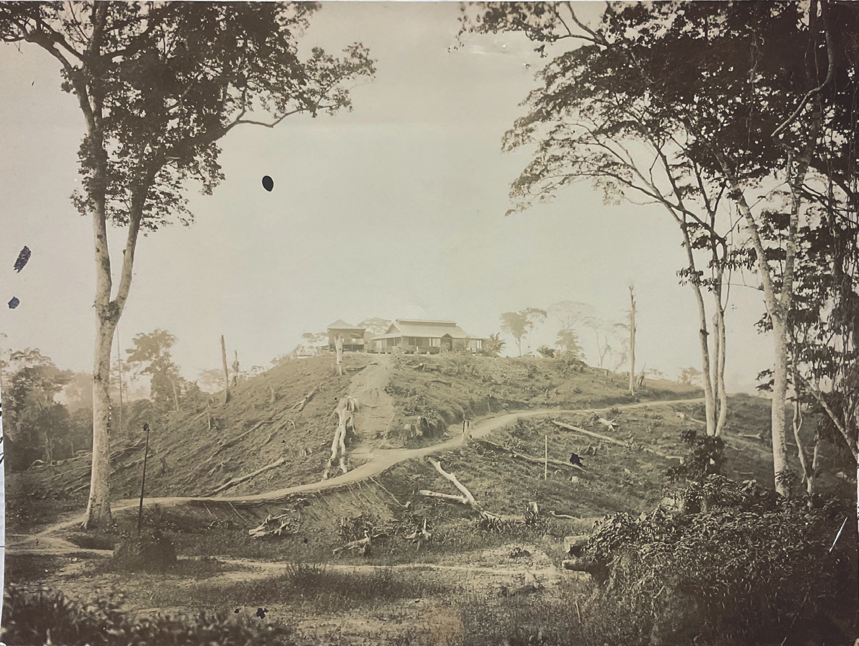 10 
Jacob Vitta, Photograph of Coronation Hill, Akoon Mines, before 1907, 14.9 × 20.3 cm. Kew, London, The National Archives, COPY 1/508/312