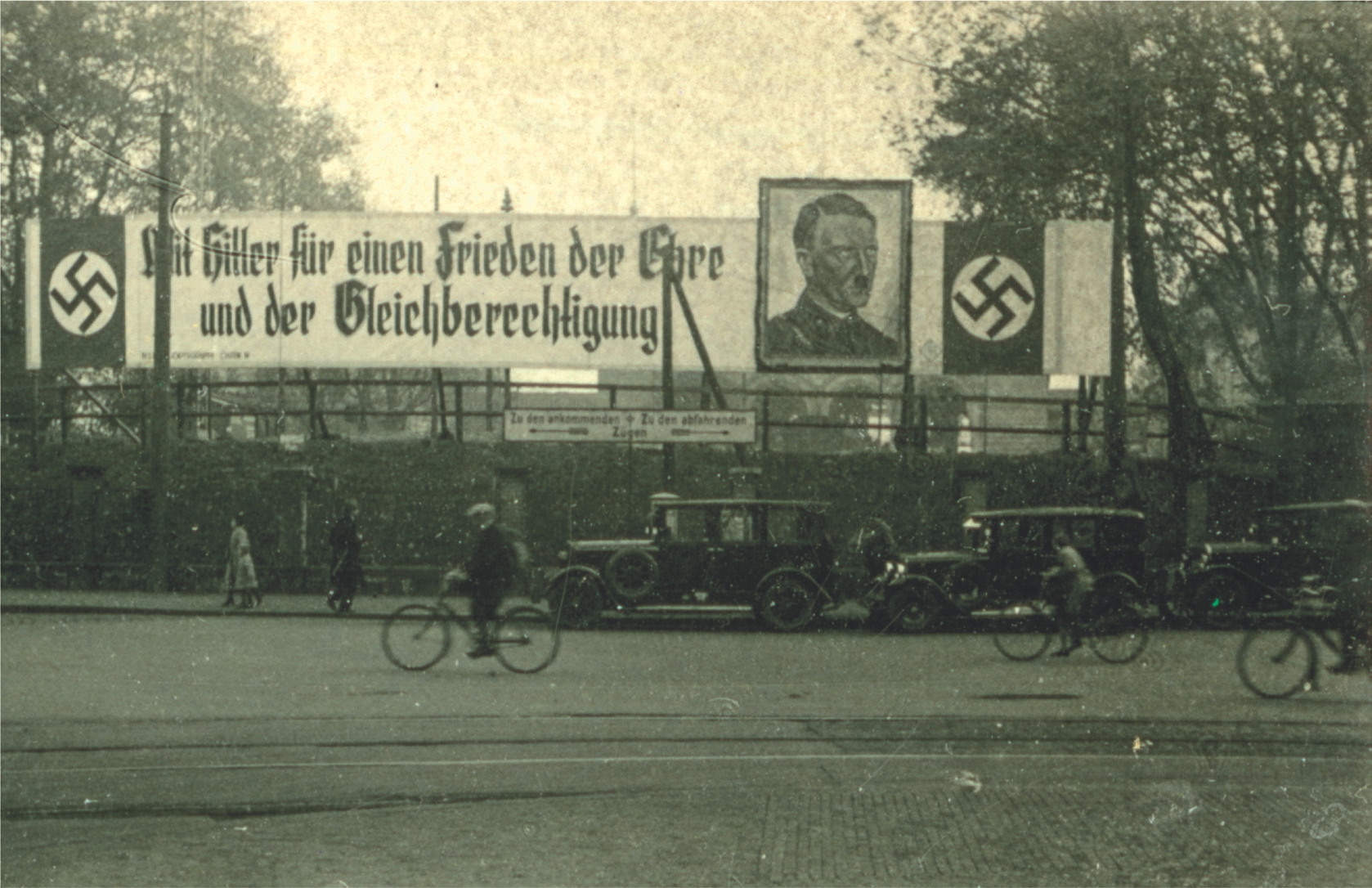 5 
Fritz Heinze, Untitled [Leipzig street scene with campaign slogans on a billboard], 1933. Dessau, Collection Bauhaus Dessau Foundation