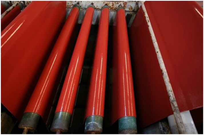 Figure 5: 
Transport of the parchmented multilayer material belts into the washing baths. Photo ©Hornex, Ernst Krüger GmbH & Co. KG. (Reproduced with written permission from M. Joseph).
