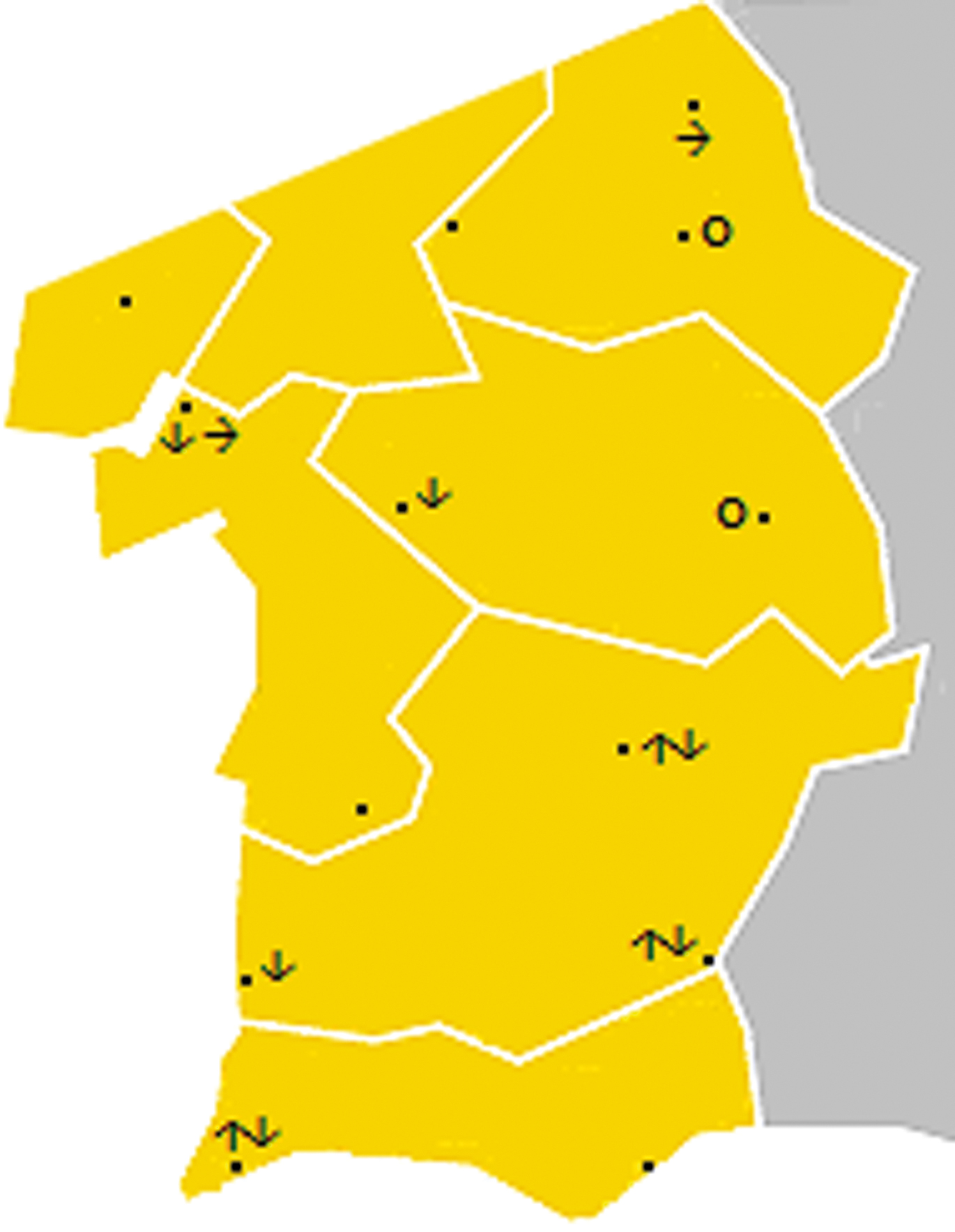  Mapa 3: Fenómenos respeitantes à qualidade vocálica de /e/ e /ɛ/ do português padrão (Brissos 2014).Legenda: ↑↓ = sistemas vocálicos com (i) destacada abertura / fechamento de /e ɛ/ do português padrão e (ii) a vogal /æ/. (Um e outro fenómenos ocorrem sempre na mesma contextualização, que é a descrita pela literatura para o Barlavento do Algarve, Segura 1987; etc., de onde o traço é, de acordo com a literatura, característico). — ↓ = sistemas vocálicos com destacada abertura / fechamento de /ɛ/ do padrão (sempre de acordo com a contextualização do Barlavento algarvio) mas sem a vogal /æ/. (A mesma abertura / fechamento de /ɛ/ que pode ser encontrada em Praia da Salema, Mesquita, Quintos, Zambujeira do Mar, Baldios e Alcochete ocorre igualmente em todos os restantes pontos de inquérito, mas aí sem resultar num timbre vocálico específico: cf. Brissos 2014, §3.3.º). — → = Velarização de /e/ que não resulta da monotongação do antigo ditongo [ej] (traço característico do Centro-Interior). — ¢ = Arredondamento das duas vogais anteriores não altas: /e ɛ/ (traço relacionado com a velarização de e: cf. Brissos 2014, §3.4.º).