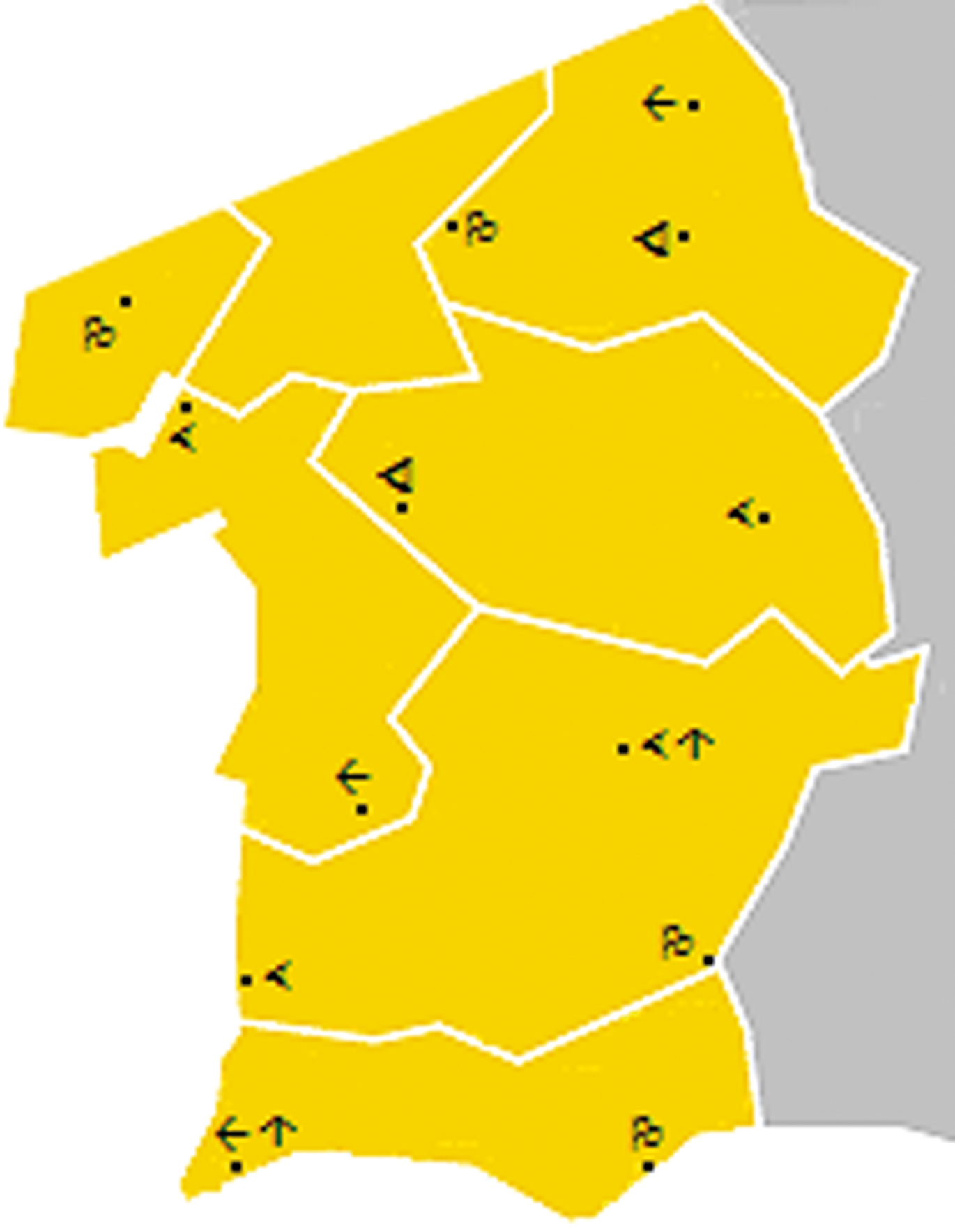  Mapa 4: Fenómenos respeitantes à qualidade vocálica de /ɔ/ e /u/ do português padrão (adaptação de Brissos 2014).Legenda: ↑ = existência de /ɔ̝/ (traço característico do Sudoeste). — ← = existência de /ʉ/ (i.e. não existência de /u/; traço característico do Sudoeste e do Centro-Interior). — O = /u/ é a vogal mais recuada do sistema. — × = /u/ é menos recuado do que as outras duas vogais posteriores (/o/ e /ɔ/ ou /ɔ̝/). — v = /u/ é menos recuado do que /o/, mas mais recuado do que /ɔ/ (i.e. a outra vogal posterior). (Nota-se assim que, ao contrário do que tem sido descrito para o português padrão — cf. Delgado-Martins 2002; Escudero et al. 2009 —, o u tónico dialectal do Centro-Sul português tende a não ser a vogal mais recuada do sistema; destaca-se mesmo, na maioria dos pontos de inquérito, pelo seu grau de avanço articulatório. A «palatalização» — i.e. o avanço articulatório de u, em vários graus entre [ʉ] e [y] — é o traço principal das variedades da Beira Baixa e Alto Alentejo e do Barlavento Algavio, pois é o traço que Cintra e seguidores utilizam para delimitar geograficamente ambas as variedades; mas os dados de Brissos 2014 mostram que existe uma tendência geral do Centro-Sul português dialectal para o avanço dessa vogal).