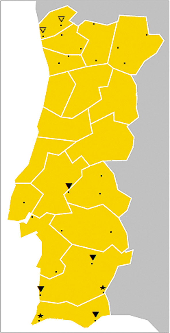 Mapa 5 
              Deslocamento em cadeia de /e ɛ/ do português padrão.Legenda:s	=	Contexto 2 com qualidade vocálica mais aberta do que o contexto 1 apenas na vogal /e/ (Arcos de Valdevez e Castelo de Neiva).Para a definição de contexto 1 e 2, v. secção 2.3.3 do texto.q	=	Contexto 2 com qualidade vocálica mais aberta do que o contexto 1 apenas na vogal /ɛ/ (Foros do Arrão, Quintos, Zambujeira do Mar e Santa Luzia).«	=	Contexto 2 com qualidade vocálica mais aberta do que o contexto 1 em ambas as vogais (Mesquita e Praia da Salema).