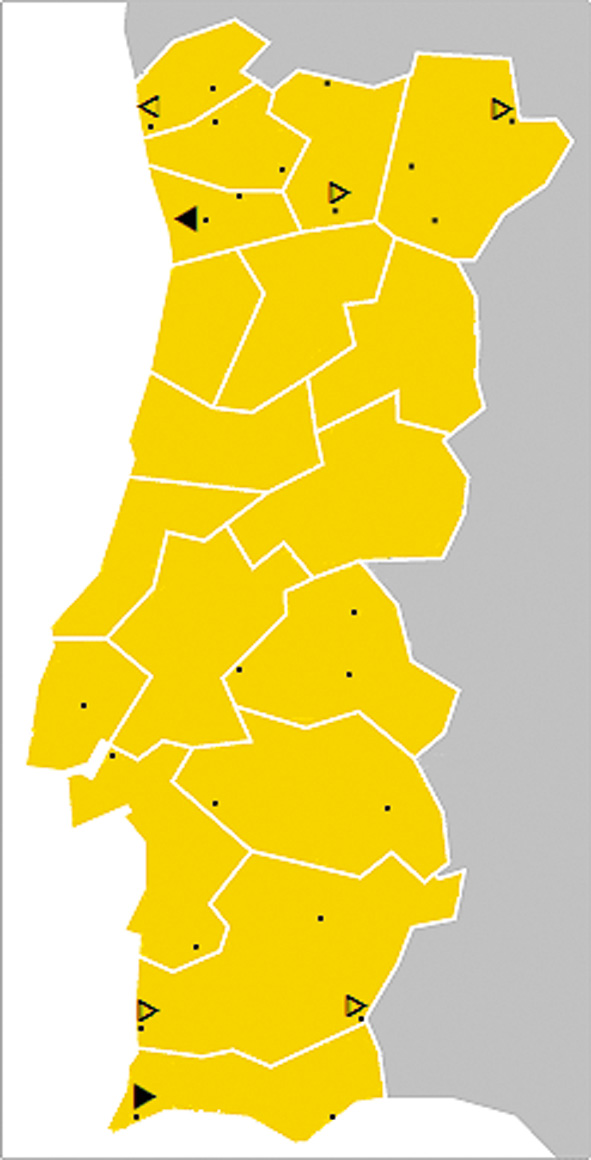 Mapa 9 
              Qualidades da vogal /a/ do português padrão.Legenda:1.	Avanço articulatório.t	=	Total (realização [æ]): Sobrado.v	=	Parcial (realização [a˖]): Castelo de Neiva.2.	Recuo articulatório.u	=	Total (realização [ɒ]): Praia da Salema.w	=	Parcial (realização [a˗]): Roalde, Outeiro, Zambujeira do Mar e Mesquita.
            