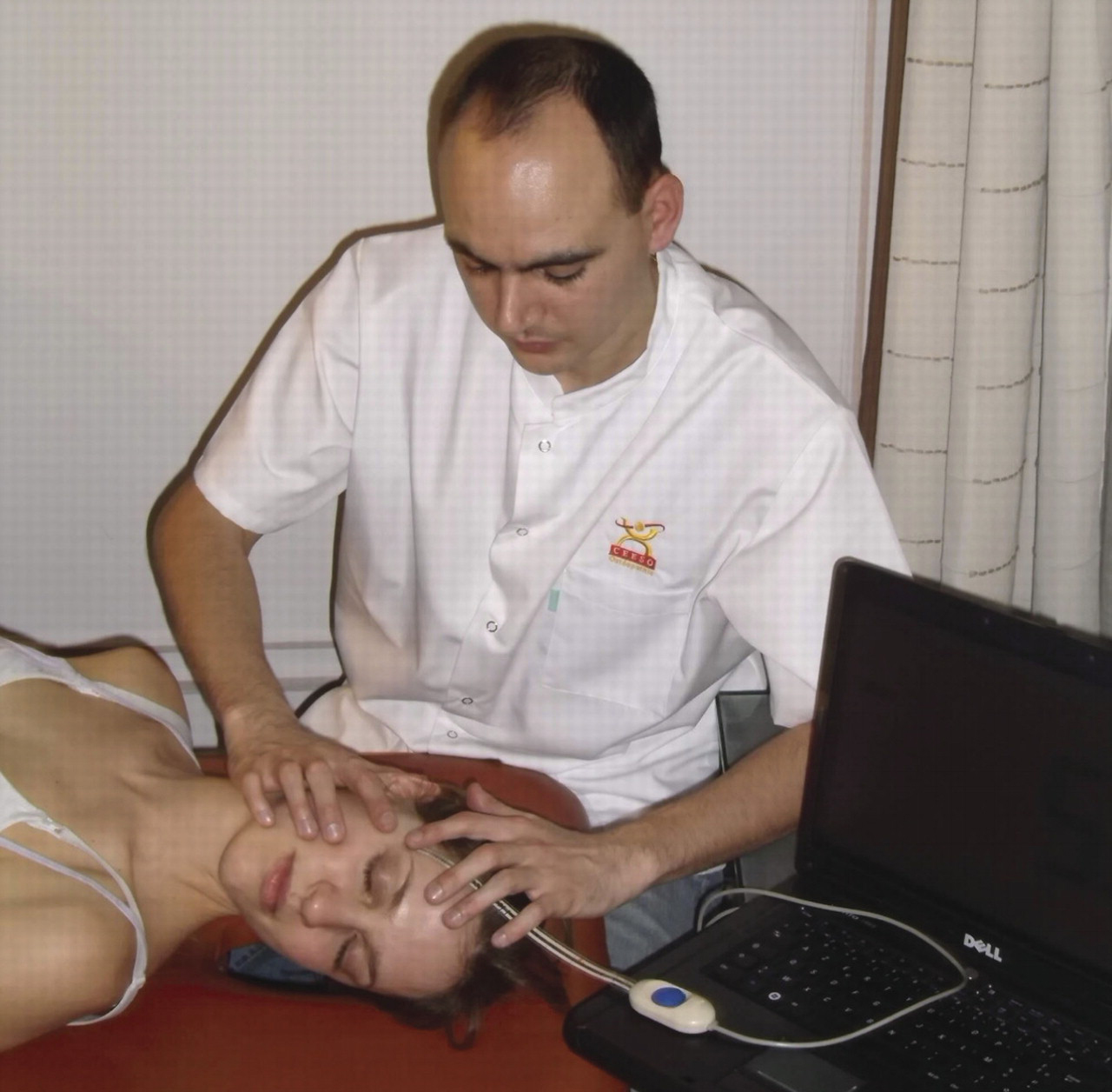   Figure 1. 
            
              Positioning of the subject, student practitioner, and force sensor during the palpatory test. Although this photograph shows finger positioning on the subject's right frontomalar suture, the palpatory test applied in the present study occurred on the left frontomalar suture.
            
          